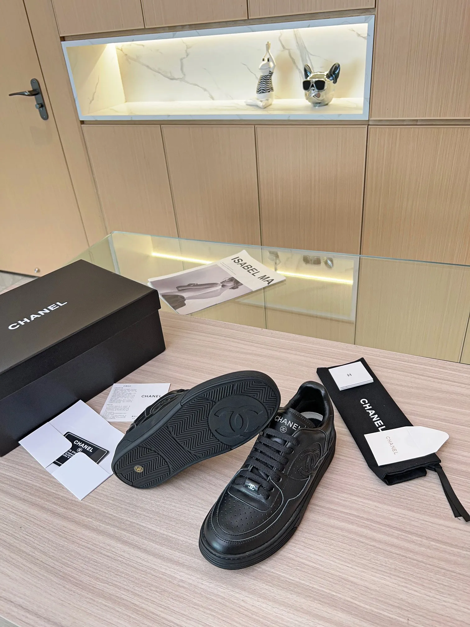👟👟Ex-factory price 520👟👟 Chanel Grandma's latest model, full leather, panda color, white shoes, casual sports shoes, skateboard shoes, original purchase and development, production, Xiaoxiang C Home, another super hot model in the counter, loved by Internet celebrity bloggers and ladies, various praises on social platforms, super popular, high quality, breathable, super spring and summer, seeing this issue always arouses girls' inner desire for fashion. The latest suede material, classic black and white color scheme, fashionable on the feet, easy to care for. Fabric: Original custom imported cowhide material. Lining: Customized soft sheepskin lining. Sole: Original molded TPU non-slip outsole. Bottom thickness: 2.5CM. Size: Women's 35-40.